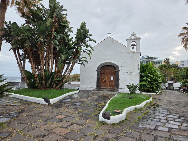 Ermita de San Telmo, pequeña iglesia blanca junto al paseo marítimo en el Puerto de la Cruz.
