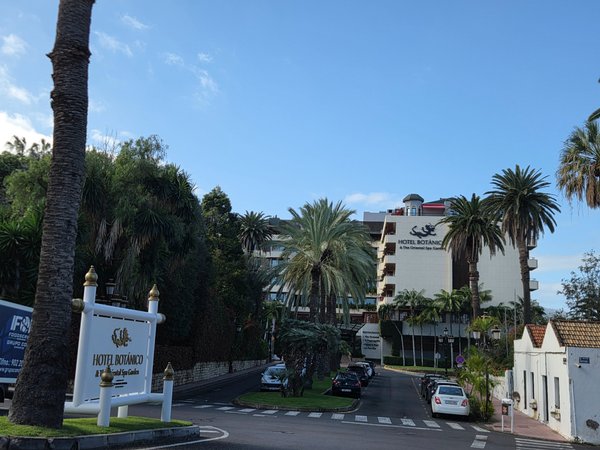 Hotel Botánico y The Oriental Spa Garden en Puerto de la Cruz, rodeado de jardines tropicales y palmeras.