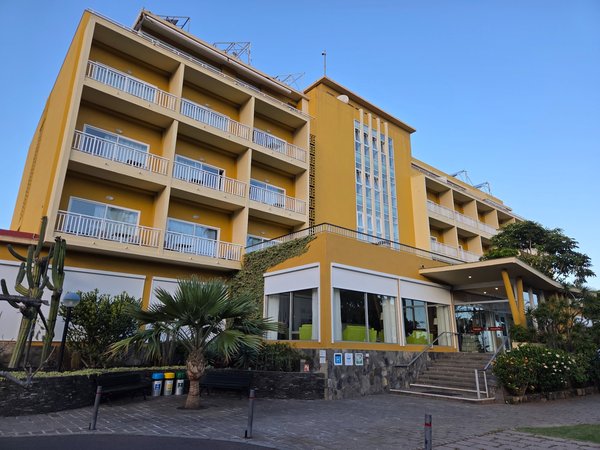Hotel Tigaiga en Puerto de la Cruz, edificio de color amarillo con balcones y jardines en una zona tranquila.