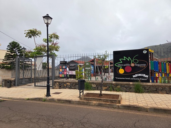 Entrada principal del Mercadillo de Tegueste en Tenerife, con su cartel característico que invita a consumir productos locales y frescos.