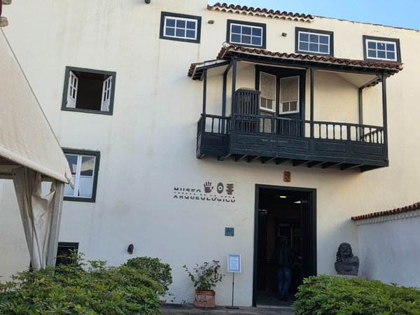 Fachada del Museo Arqueológico de Puerto de la Cruz, con arquitectura tradicional canaria, balcón de madera y entrada principal visible.