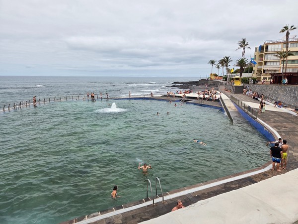 Piscina natural de Punta del Hidalgo con bañistas y vista al océano Atlántico.